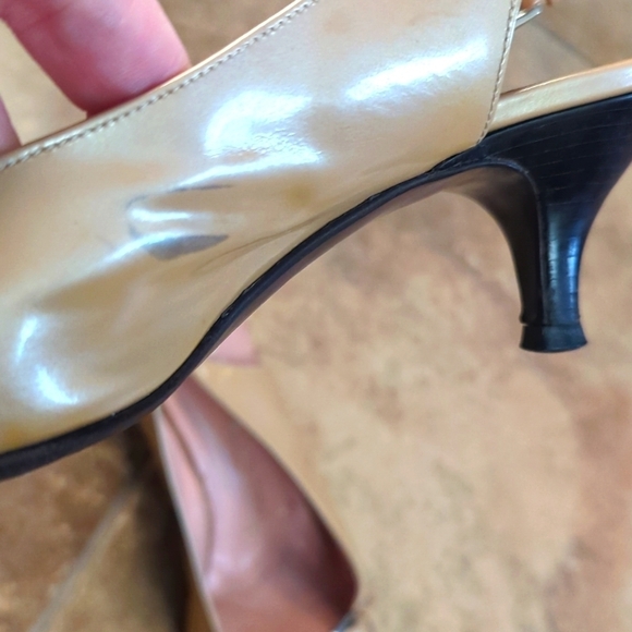 Prada sling back patent leather Kitten heels. - Picture 7 of 7